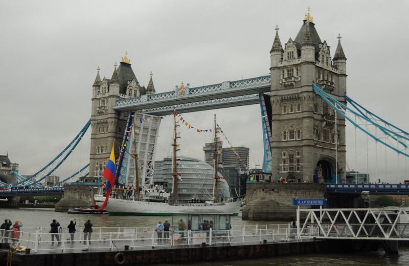 El buque navegó debajo del puente más emblemático de Londres. 