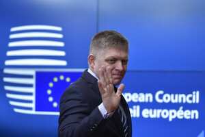 El primer ministro eslovaco, Robert Fico, llega a una reunión del grupo "Cuatro de Visegrado" de Europa Central en Bruselas el 14 de diciembre de 2017 (Foto de JOHN THYS / AFP)