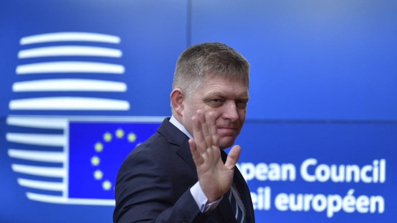 El primer ministro eslovaco, Robert Fico, llega a una reunión del grupo "Cuatro de Visegrado" de Europa Central en Bruselas el 14 de diciembre de 2017 (Foto de JOHN THYS / AFP)
