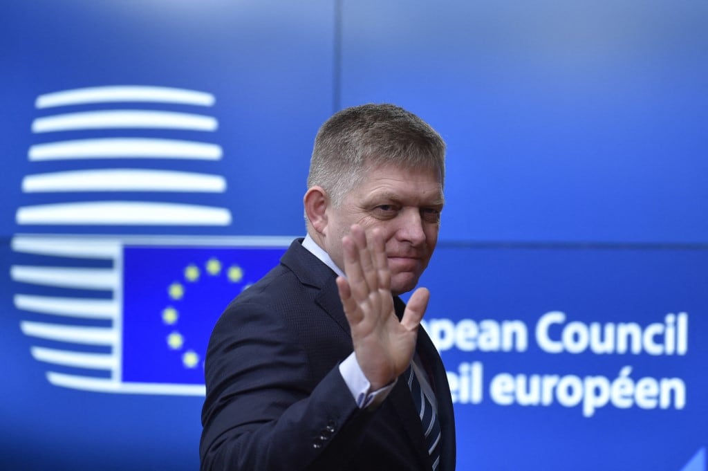 El primer ministro eslovaco, Robert Fico, llega a una reunión del grupo "Cuatro de Visegrado" de Europa Central en Bruselas el 14 de diciembre de 2017 (Foto de JOHN THYS / AFP)
