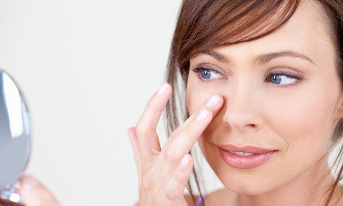 Así se deben maquillar arrugas de la cara.