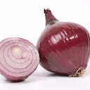 Las cebollas se distinguen por el color, una de ellas es de tonalidad morada.