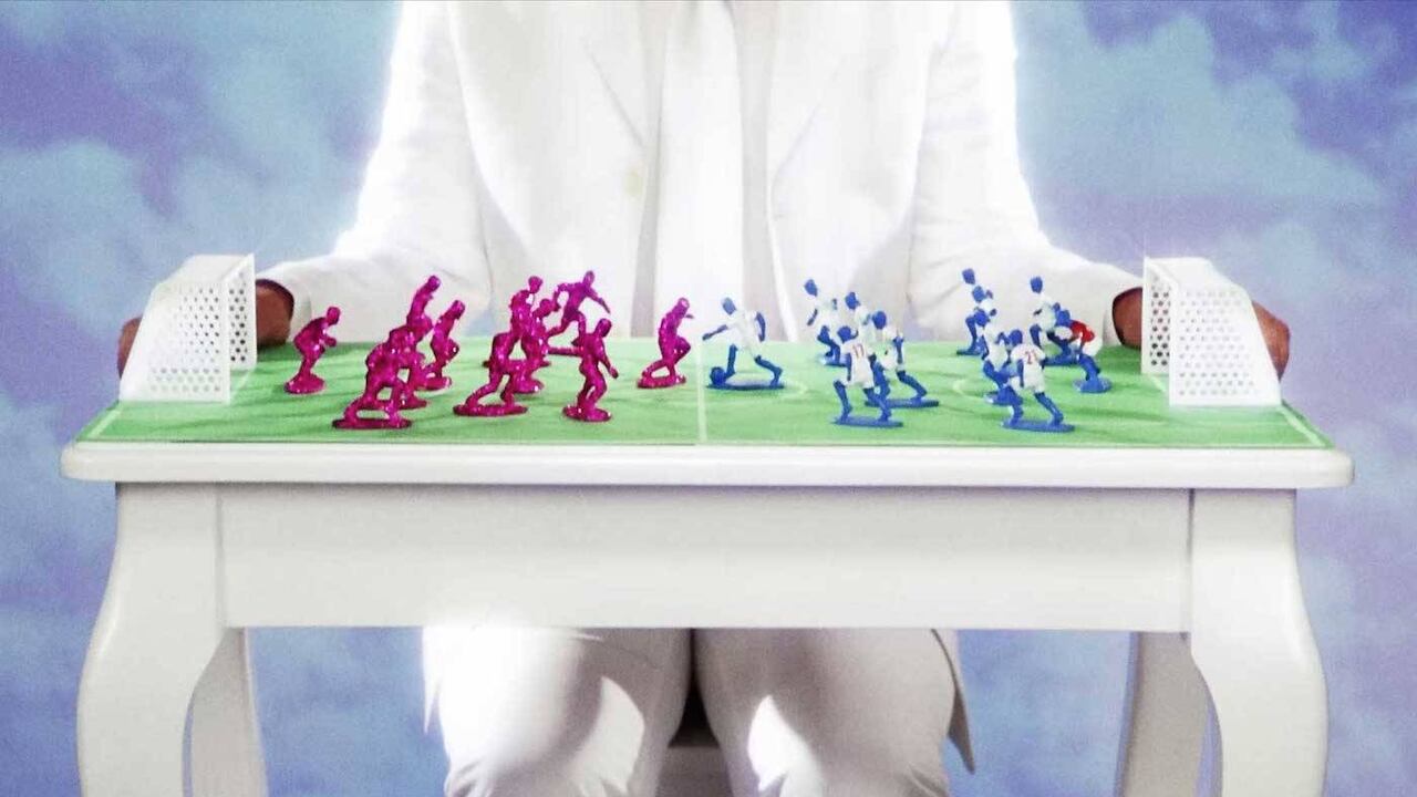 Roberto Guerrero, 'Rito de paso - tránsito rápido y suave hacia el otro equipo', 2015. Digital color video. Cortesía del artista.