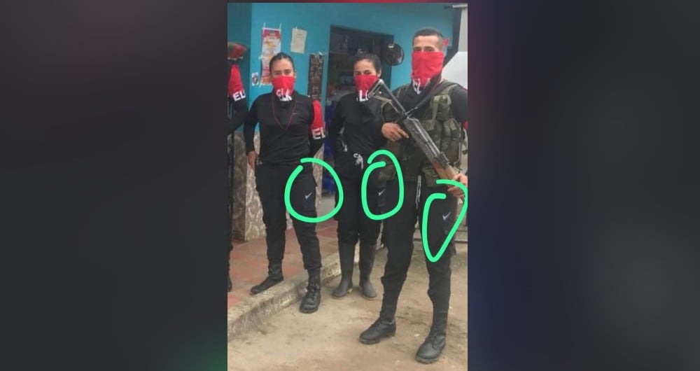 Criminales del ELN, vistiendo sudaderas de Nike