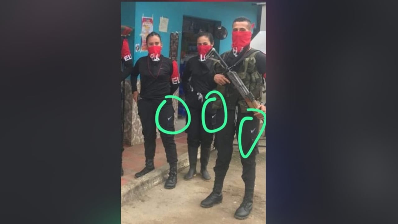 Criminales del ELN vistiendo sudaderas de Nike