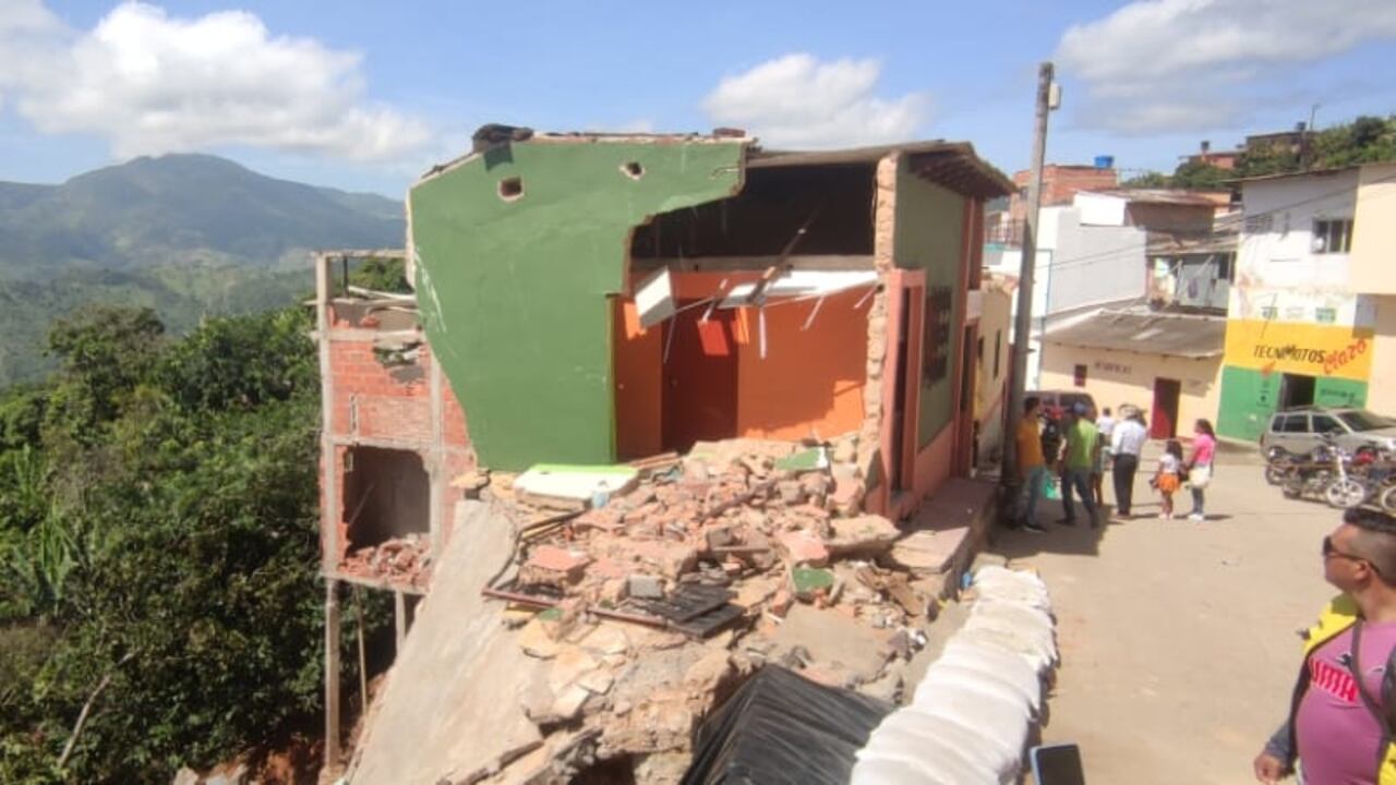 En total colapsaron siete viviendas. Otras se encuentran en riesgo, por lo que fueron evacuadas.