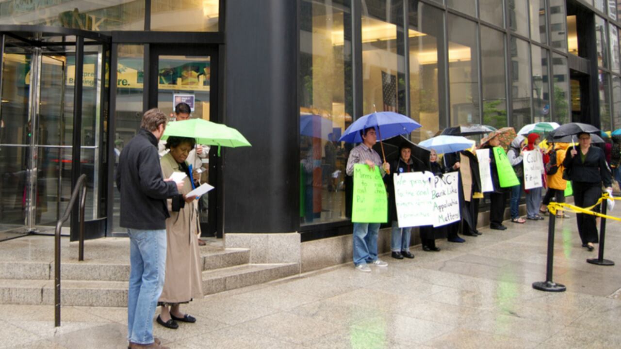 Antes de empezar su vida financiera es importante saber a qué tiene derecho como consumidor.