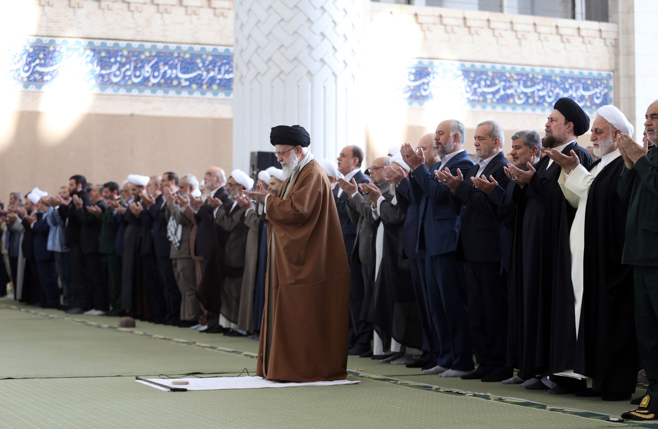 El líder supremo de Irán, Ali Khamenei, dirige la oración del Eid al-Fitr en la mezquita Grand Mosalla de Teherán en Teherán, Irán, el 31 de marzo de 2025.