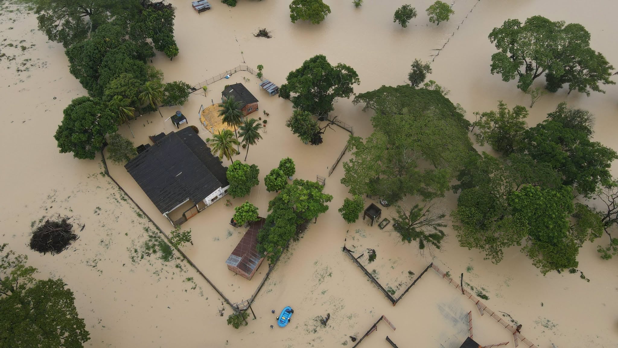 En los departamentos de Meta y Casanare, alerta máxima por ola invernal. Alerta máxima en el Río Upia.
Las fuertes lluvias tienen en alerta roja el cauce del río Upía. La Dirección de Gestión del Riesgo reporta un peligroso aumento en el nivel del agua y ordena a las comunidades ribereñas extremar precauciones.
