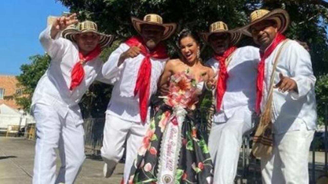 Reina del Carnaval Popular de Barranquilla y su comitiva.