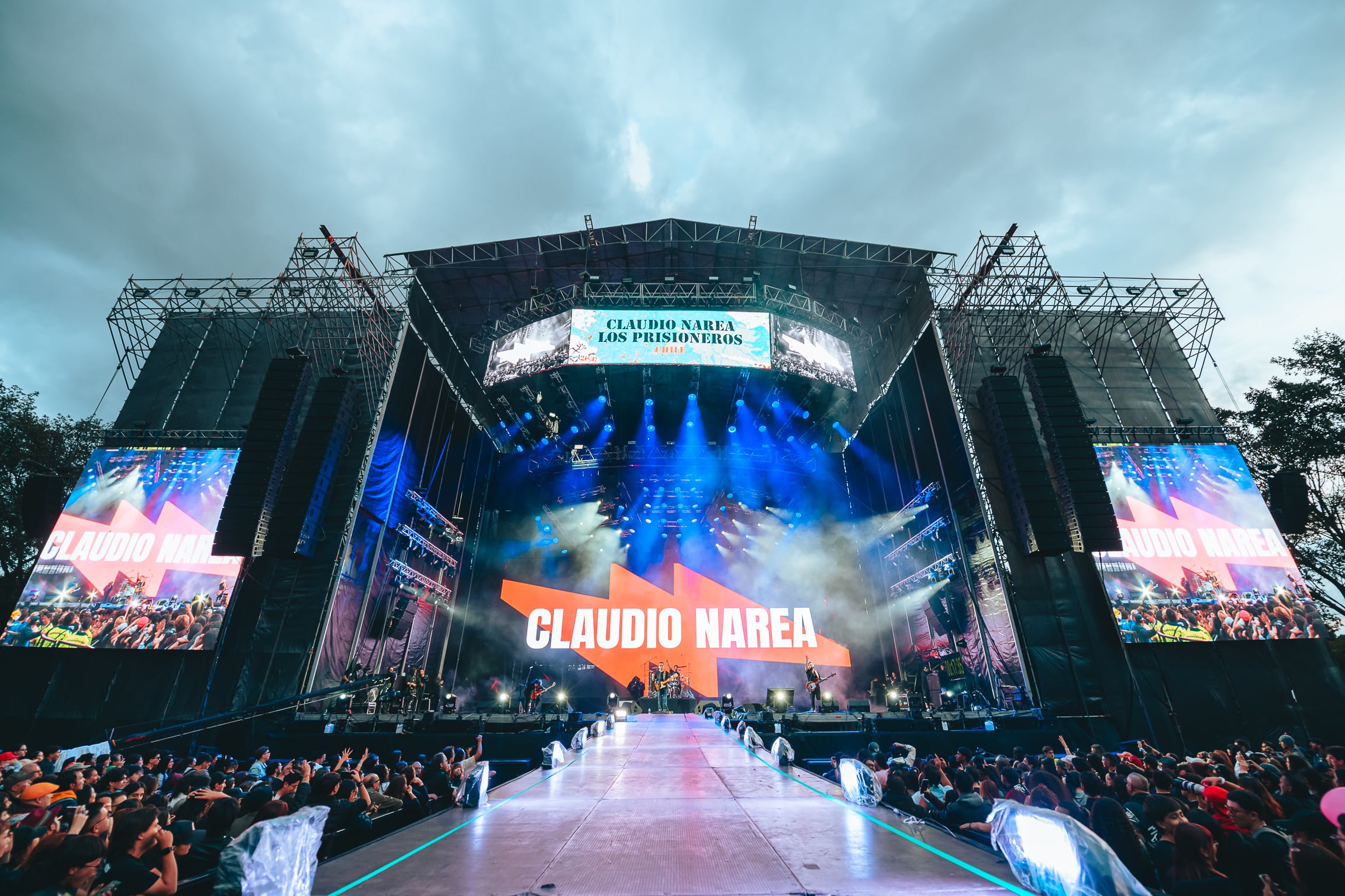 Claudio Narea y su banda encendieron el Plaza con algo de su música y un arsenal de himnos de Los Prisioneros.