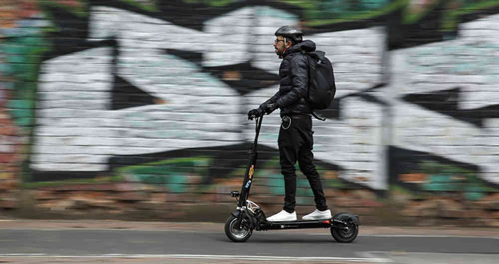 De acuerdo con un informe revelado por CNN la nueva industria de los monopatines ha movido cerca de 1.500 millones de dólares en 2019. 