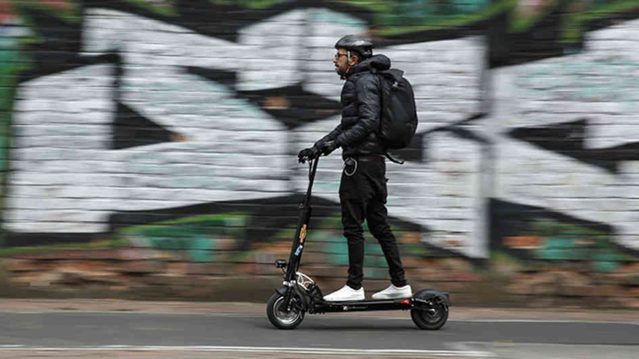 De acuerdo con un informe revelado por CNN la nueva industria de los monopatines ha movido cerca de 1.500 millones de dólares en 2019.