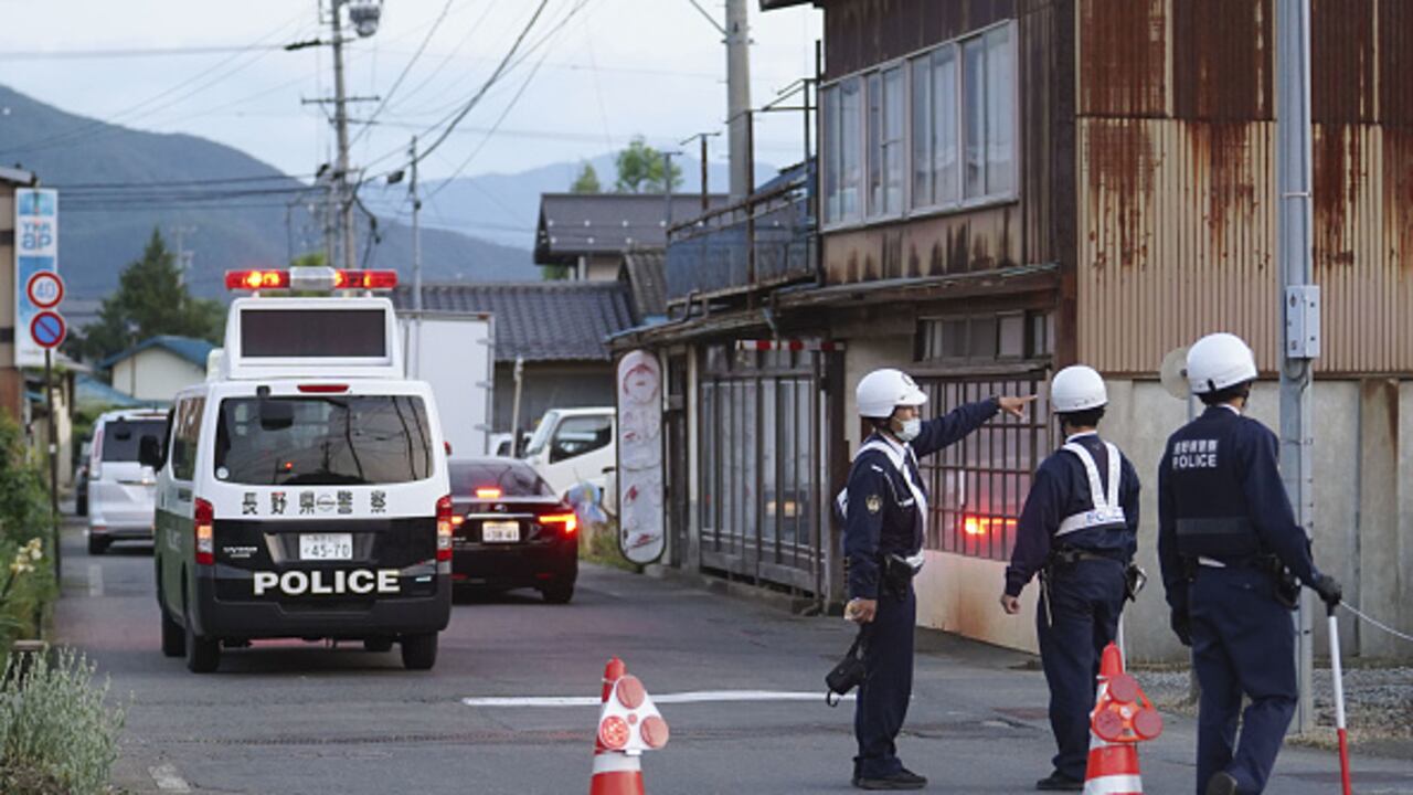 Así, ha confirmado que dos hombres, un médico de unos 40 años y un paciente de 60, han resultado heridos en el hospital a causa de del tiroteo. Fuentes cercanas al asunto han indicado en declaraciones a la cadena NHK que se han escuchado disparos también en el interior de la oficina.