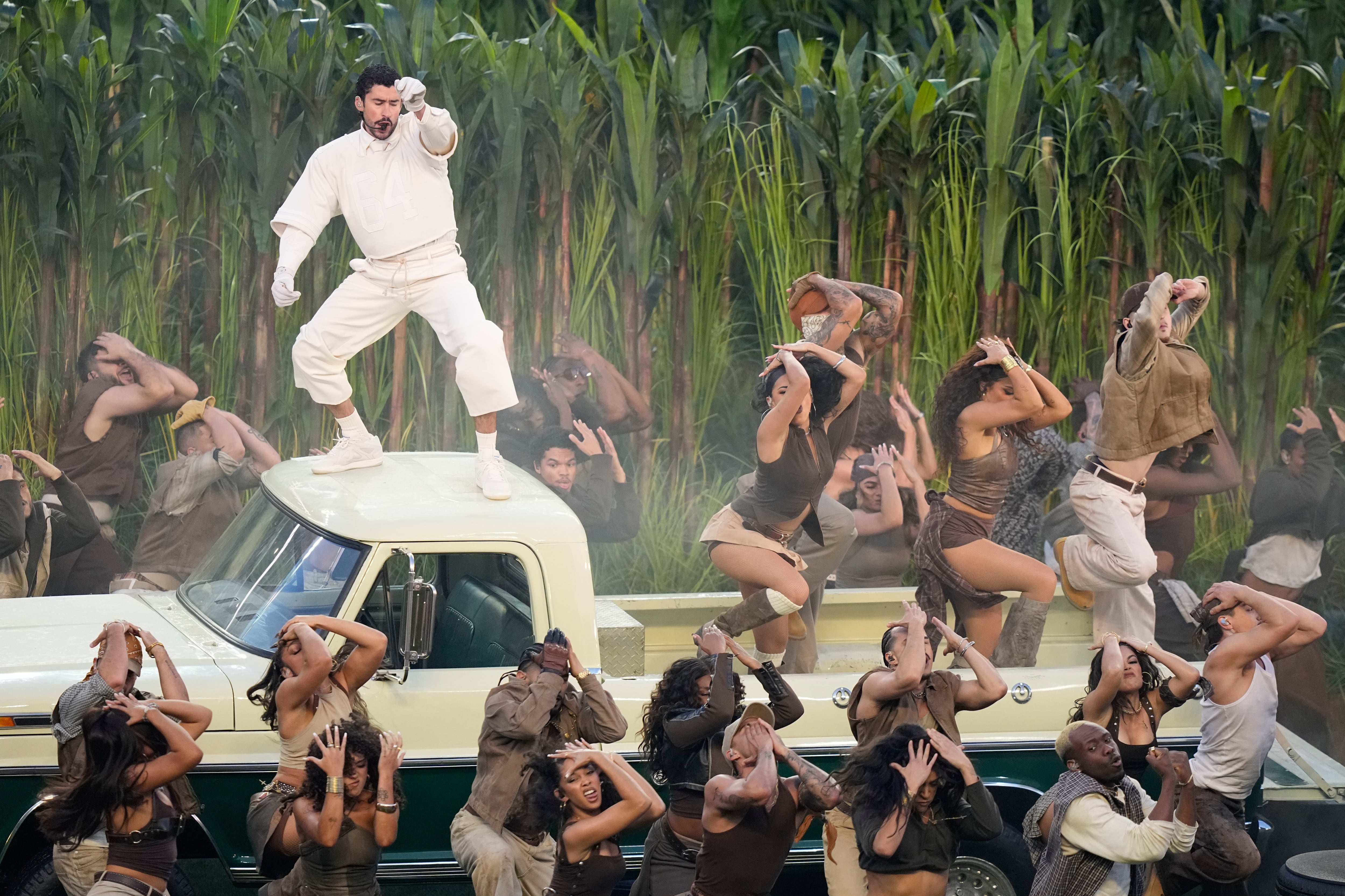 Bad Bunny se presenta durante el medio tiempo del Super Bowl entre los New England Patriots y los Seattle Seahawks.