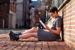 Para quienes buscan maximizar su estilo a lo largo de la semana, las botas y botines se presentan como opciones infalibles.