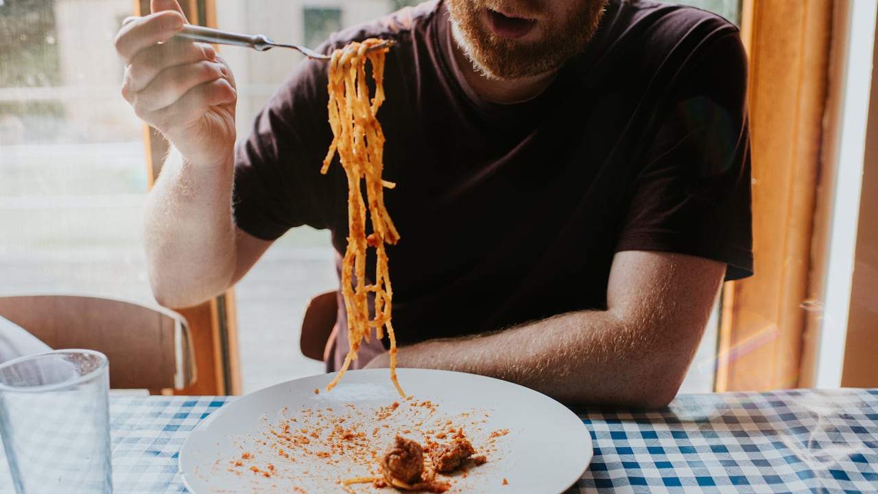 Una persona comiendo pastas - Imagen de referencia