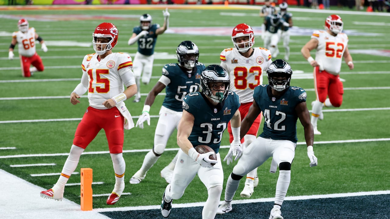 NEW ORLEANS, LOUISIANA - FEBRUARY 09: Cooper DeJean #33 of the Philadelphia Eagles scores a touchdown past Patrick Mahomes #15 of the Kansas City Chiefs after making an interception in the second quarter during Super Bowl LIX at Caesars Superdome on February 09, 2025 in New Orleans, Louisiana. Emilee Chinn/Getty Images/AFP (Photo by Emilee Chinn / GETTY IMAGES NORTH AMERICA / Getty Images via AFP)