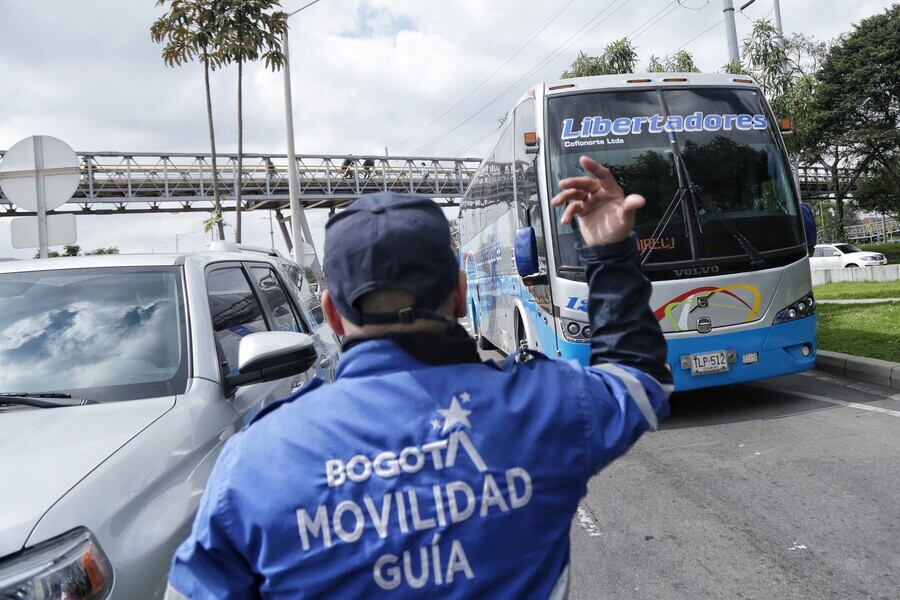 La violencia contra agentes de tránsito ha dejado decenas de heridos y capturas en la capital.
