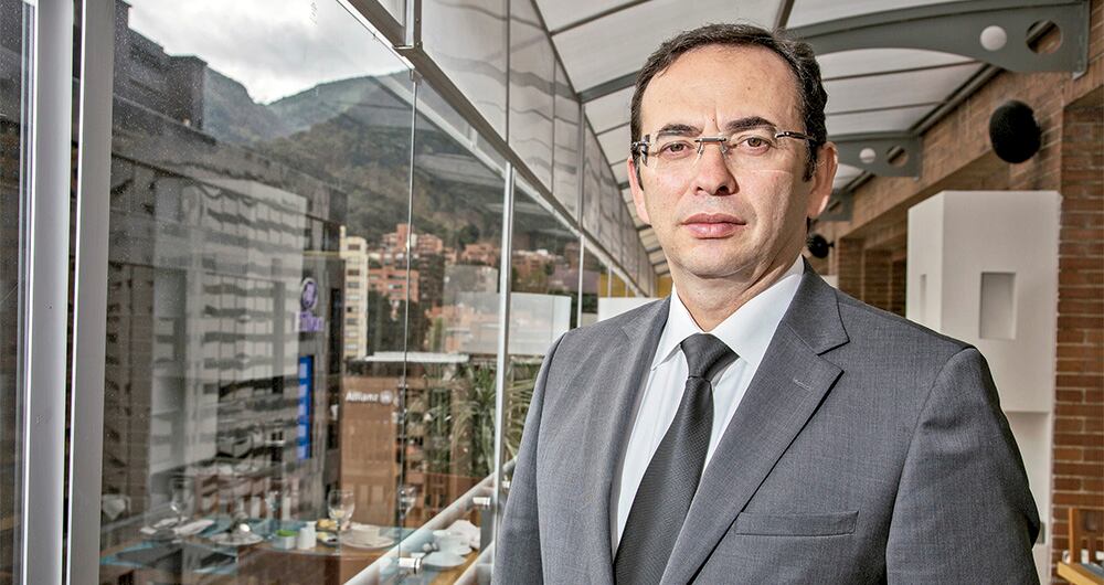 César llano Consultor de banca de inversión.