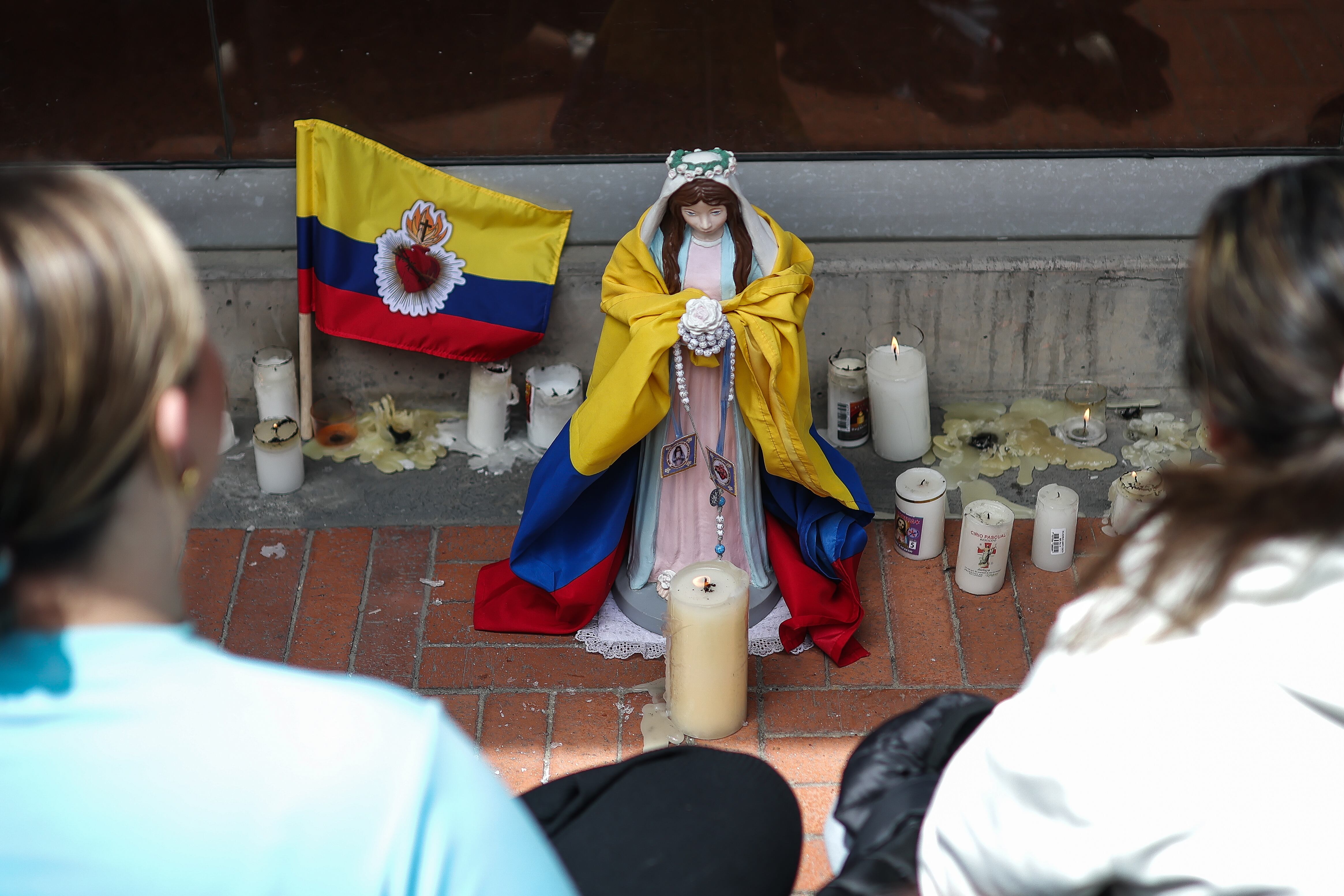Jornada de oración a las afueras de la Fundación Santa Fe; por la salud del Senador Miguel Uribe Turbay