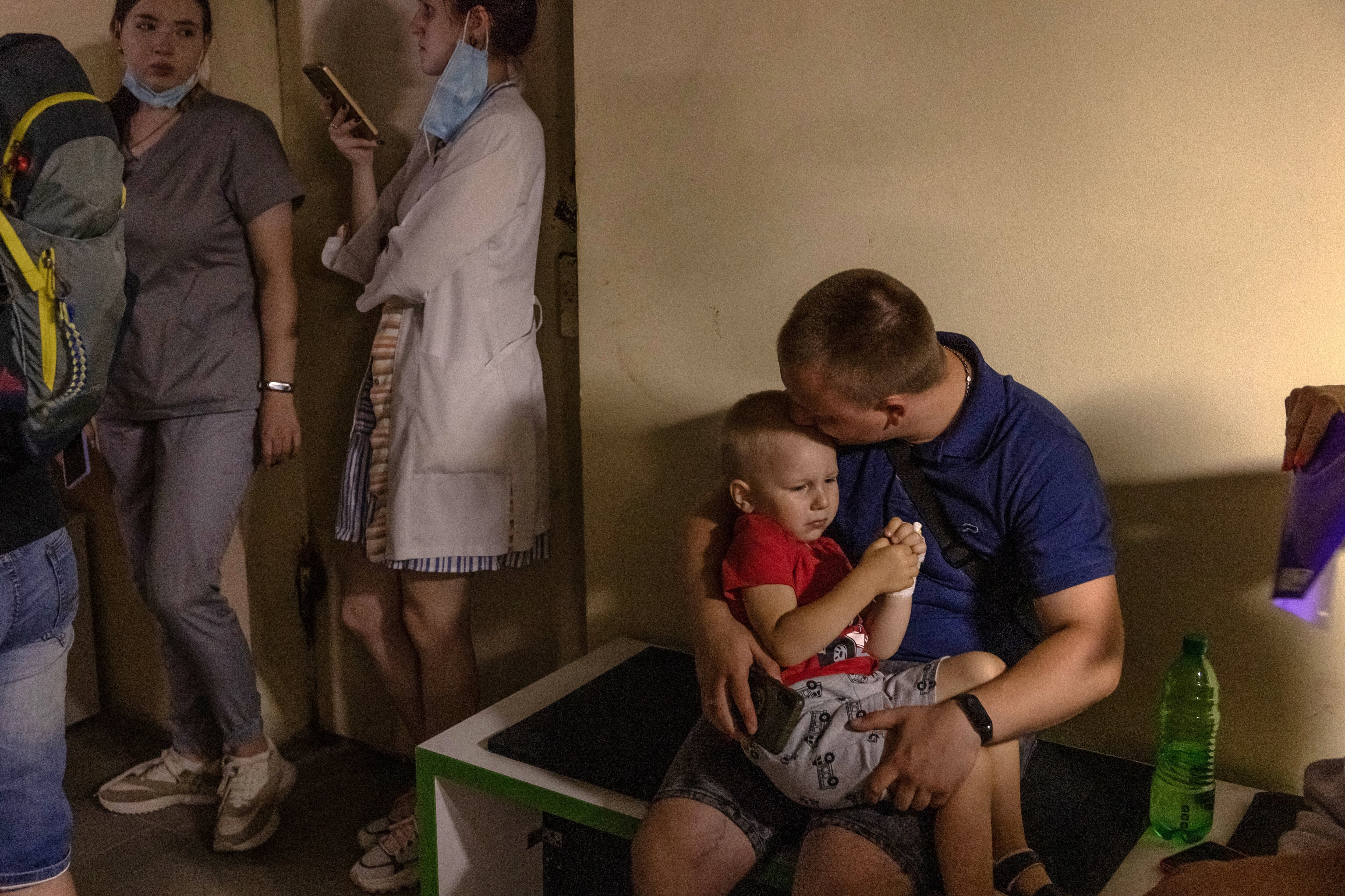Familias ucranianas se refugian durante una alarma en el sótano de un edificio muy dañado en el Hospital Infantil Ohmatdyt tras un ataque con misiles rusos en Kiev el 8 de julio de 2024, en medio de la invasión rusa en Ucrania. Rusia lanzó más de 40 misiles contra varias ciudades de Ucrania el 8 de julio de 2024 en un ataque que mató al menos a 20 personas y se estrelló contra un hospital infantil en Kiev, dijeron las autoridades. (Foto de Román PILIPEY / AFP)
