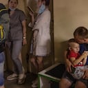 Familias ucranianas se refugian durante una alarma en el sótano de un edificio muy dañado en el Hospital Infantil Ohmatdyt tras un ataque con misiles rusos en Kiev el 8 de julio de 2024, en medio de la invasión rusa en Ucrania. Rusia lanzó más de 40 misiles contra varias ciudades de Ucrania el 8 de julio de 2024 en un ataque que mató al menos a 20 personas y se estrelló contra un hospital infantil en Kiev, dijeron las autoridades. (Foto de Román PILIPEY / AFP)