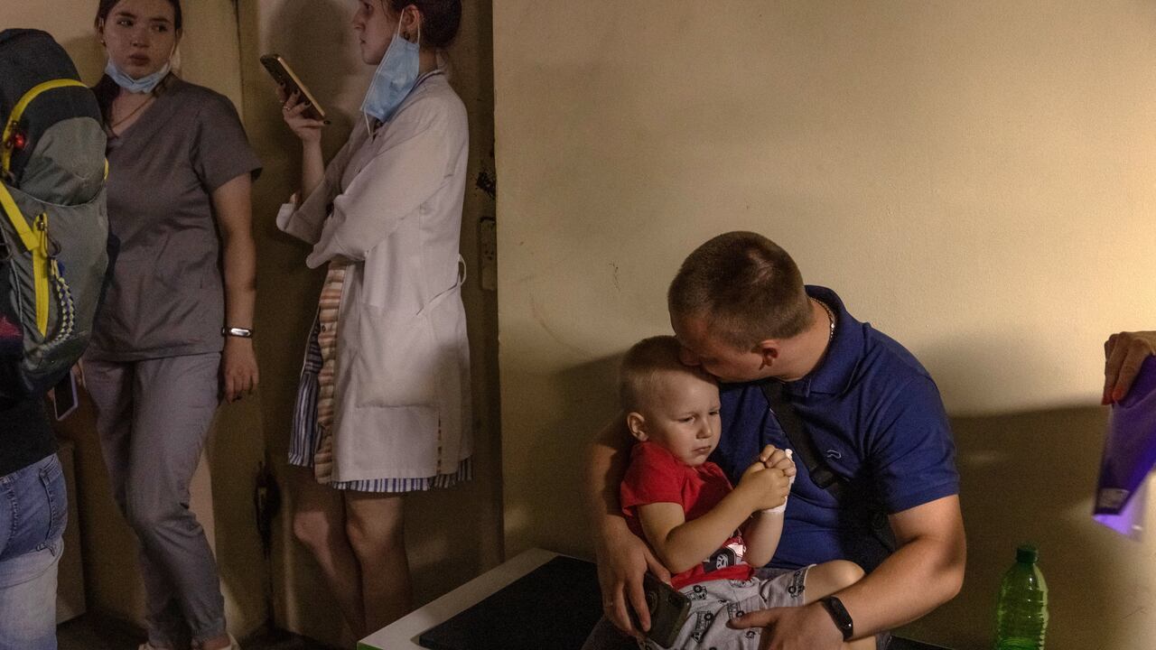 Rusia lanzó más de 40 misiles contra varias ciudades de Ucrania el 8 de julio de 2024 en un ataque que mató al menos a 20 personas y se estrelló contra un hospital infantil en Kiev, dijeron las autoridades. (Foto de Román PILIPEY / AFP)