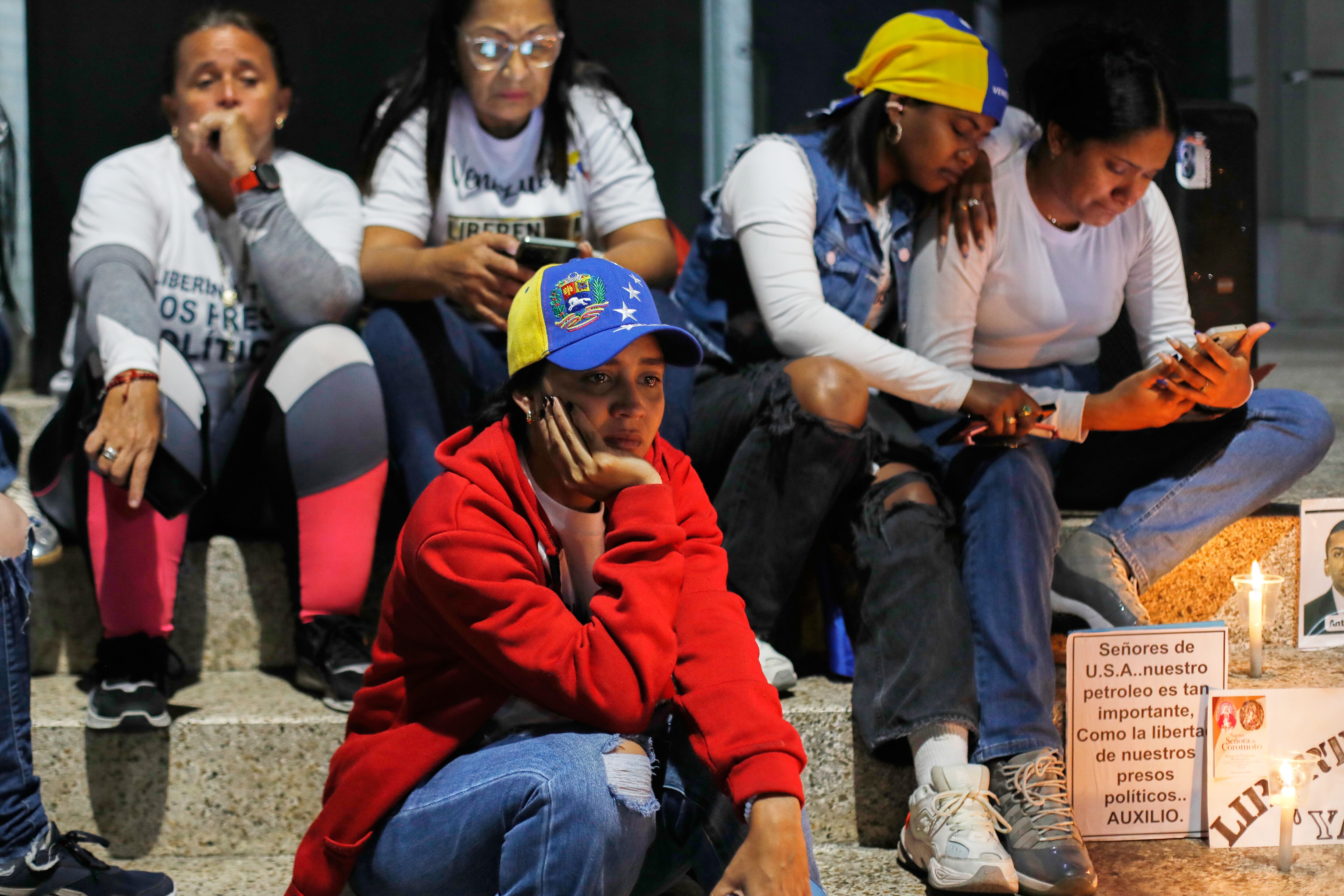Familiares de detenidos que, según ellos, están retenidos por motivos políticos esperan afuera de El Helicoide, sede del servicio de inteligencia de Venezuela y centro de detención, luego de que la Asamblea Nacional aprobara un proyecto de ley de amnistía.