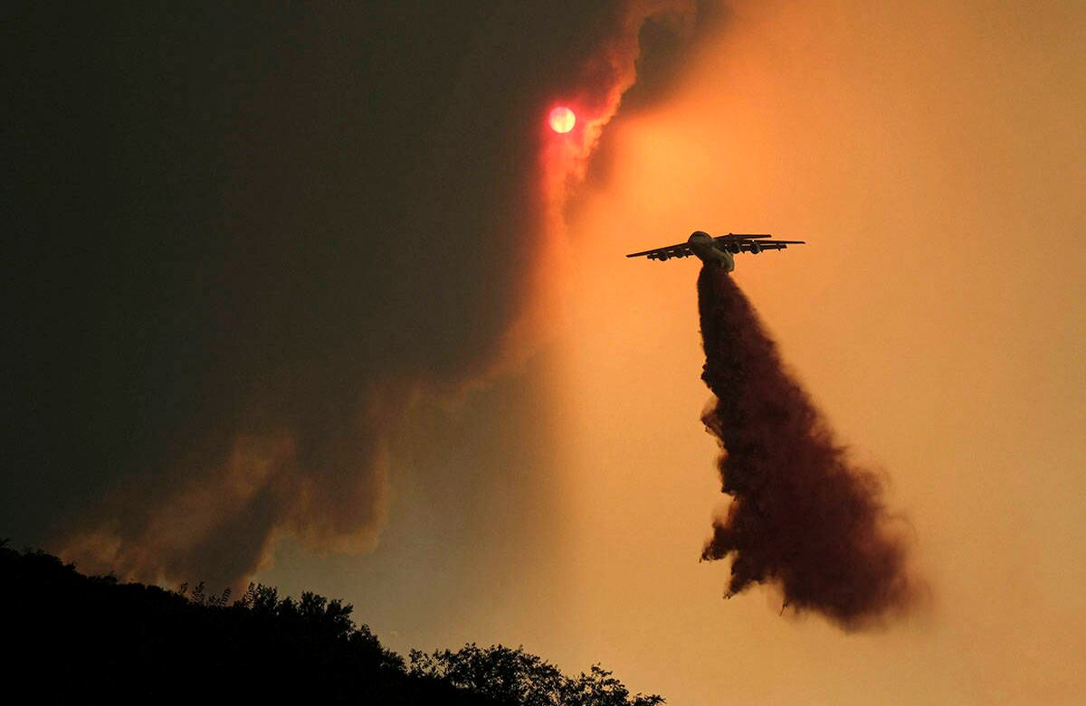 Un avión cisterna arroja agua sobre el incendio del lago Hughes, que ha crecido rápidamente sobre más de 4 mil hectáreas al norte de Los Ángeles, el miércoles 12 de agosto de 2020. Foto: David Crane / The Orange County Register vía AP