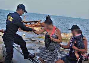 Entre las personas rescatadas se encuentran seis niños y una mujer en avanzado estado de embarazo.