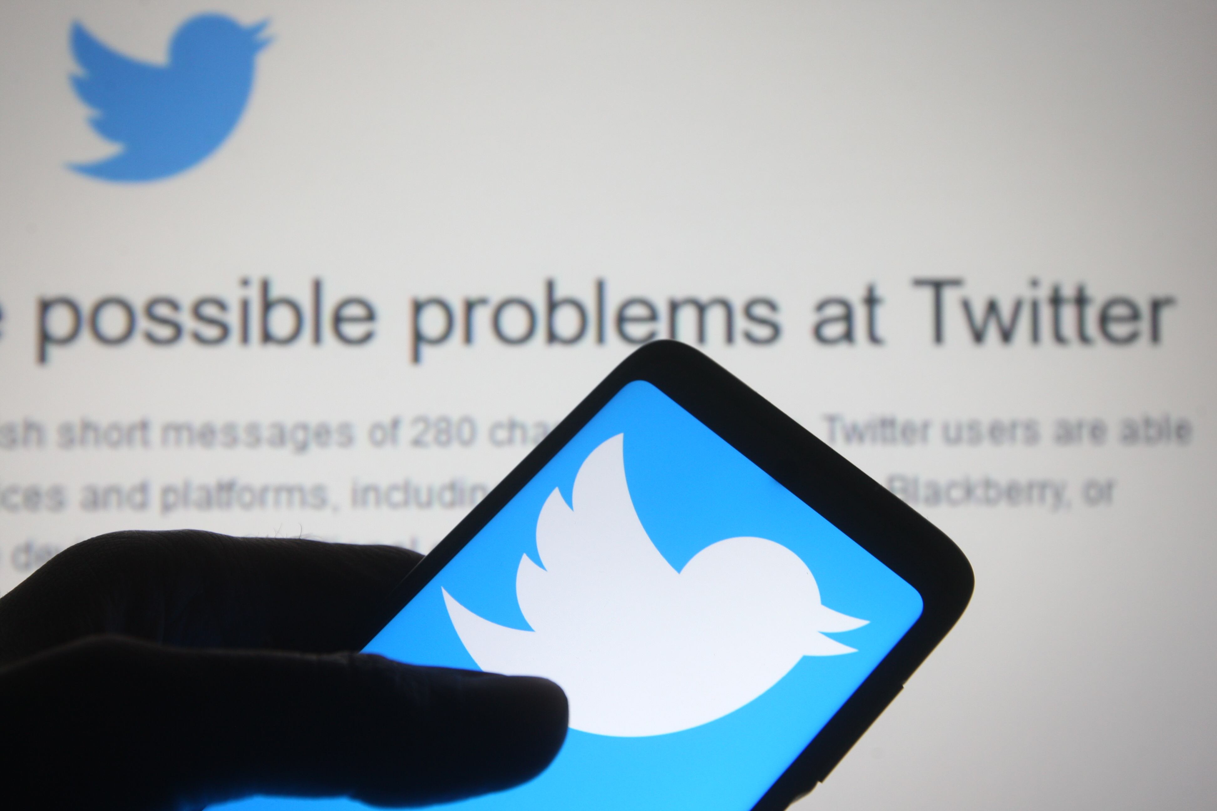 En esta ilustración fotográfica, el logotipo de Twitter se ve en un teléfono inteligente con un mensaje que dice 'Los informes de los usuarios indican posibles problemas en Twitter' que se muestra en el sitio web de Downdetector en el fondo.