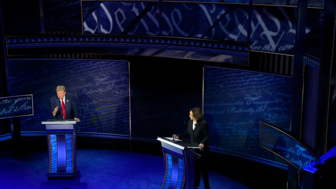 El expresidente Donald Trump, candidato presidencial republicano, habla durante un debate presidencial con la vicepresidenta candidata presidencial demócrata Kamala Harris en el Centro Nacional de la Constitución, el martes 10 de septiembre de 2024, en Filadelfia. (Foto AP/Alex Brandon)'