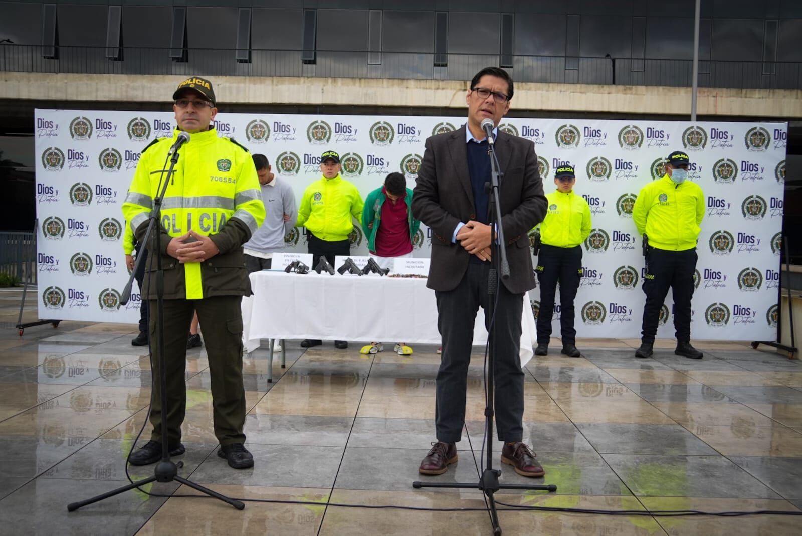 Secretario de Seguridad de Bogotá, César Restrepo, y el coronel William Javier Lara, subcomandante de la Policía Metropolitana de Bogotá