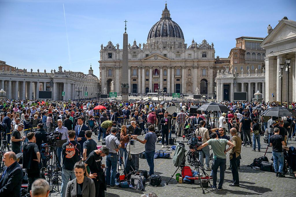 ROME, ITALY - APRIL 21: Journalists and media gather at St. Peter's Square following the death of Pope Francis, on April 21, 2025 in Rome, Italy. The Vatican announced that Pope Francis,88, died "this morning at 07:35 local time (05:35 GMT) the Bishop of Rome, Francis, returned to the home of the Father". His death comes after he appeared in St Peter's Square yesterday, wishing thousands of worshippers "Happy Easter." (Photo by Antonio Masiello/Getty Images)