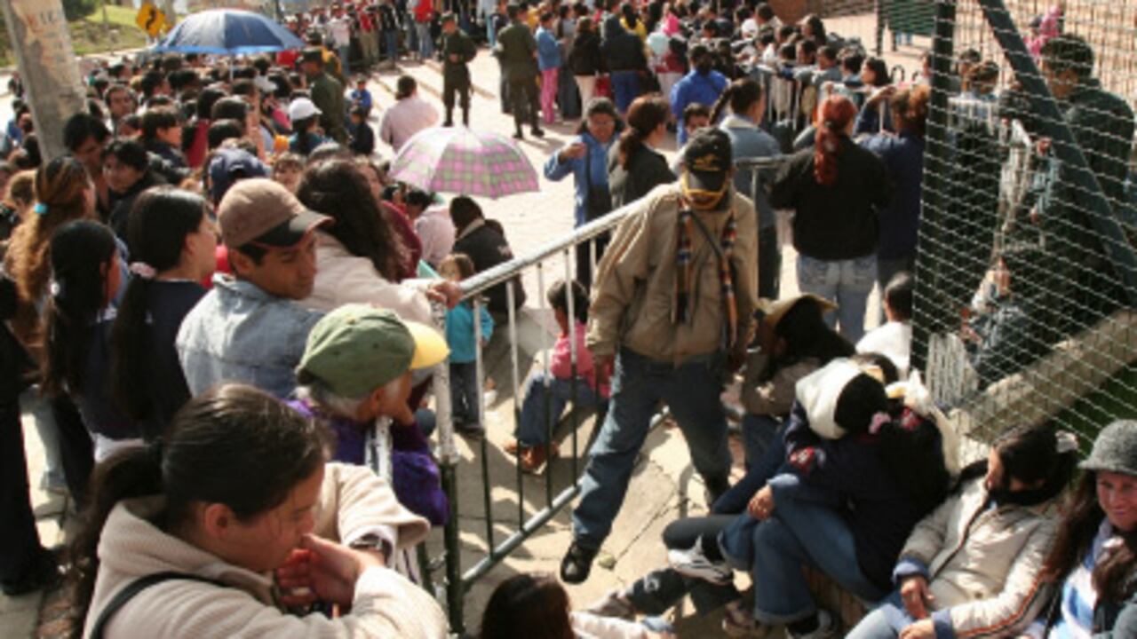 El programa Familias en Acción pasó, entre 2006 y 2010 , de tener 599.391 a 2.582.020 familias que reciben subsidios estatales. Durante esta campaña varios sectores han advertido sobre el eventual uso político de los subsidios.En la foto, personas esperan el pago estatal.