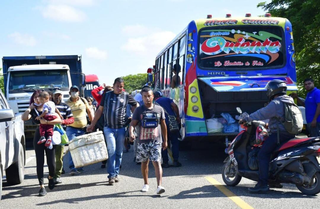 Cuarto día de bloqueos en vía Oriental en el sur de Atlántico pidiendo presencia de las autoridades nacionales.