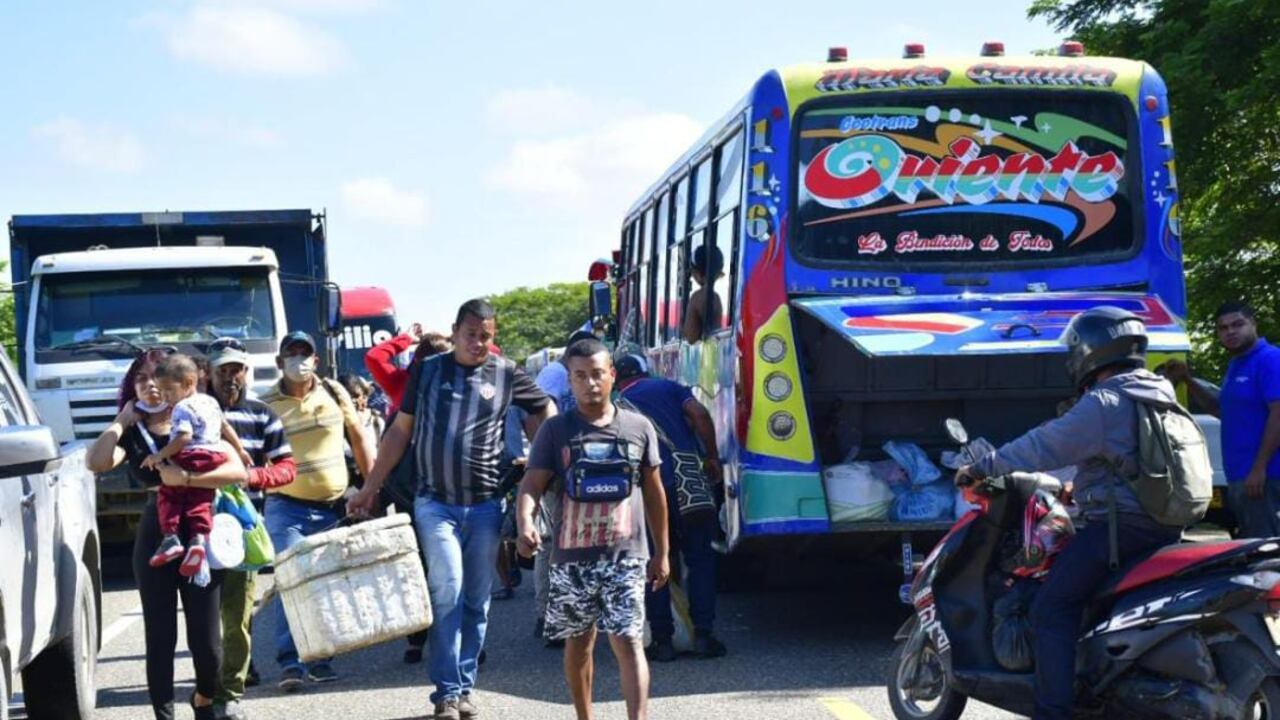 Cuarto día de bloqueos en vía Oriental en el sur de Atlántico pidiendo presencia de las autoridades nacionales.