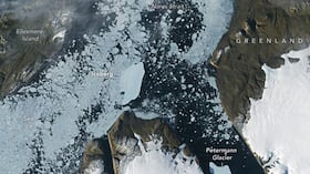 Las imágenes satelitales captaron el momento en que el enorme bloque chocó contra una isla.