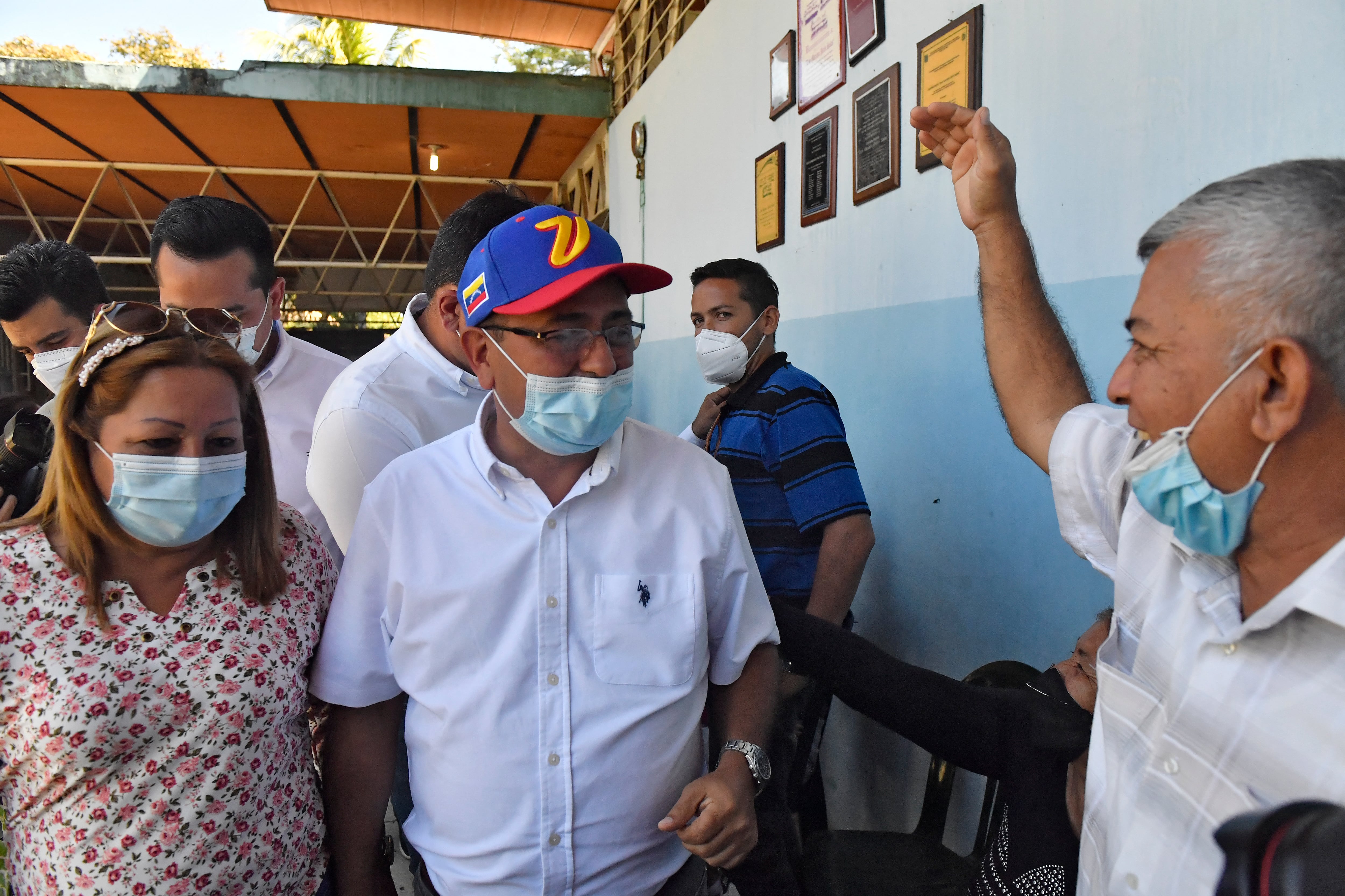 El ganador de las elecciones en Barinas, Sergio Garrido, asistió al puesto de votación con su esposa