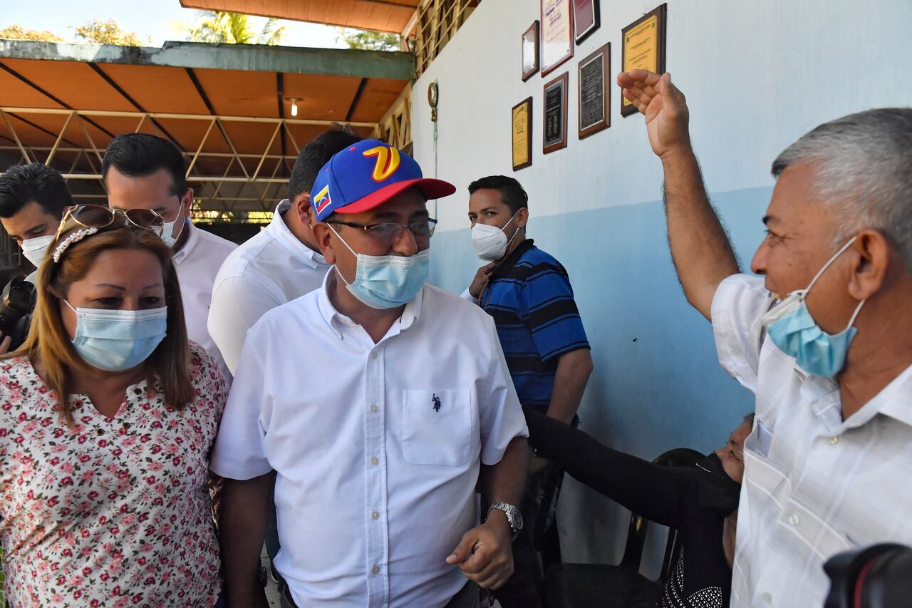 El ganador de las elecciones en Barinas, Sergio Garrido, asistió al puesto de votación con su esposa
