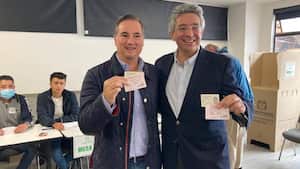 Enrique Gómez votó en compañía de su fórmula vicepresidencial y su familia.