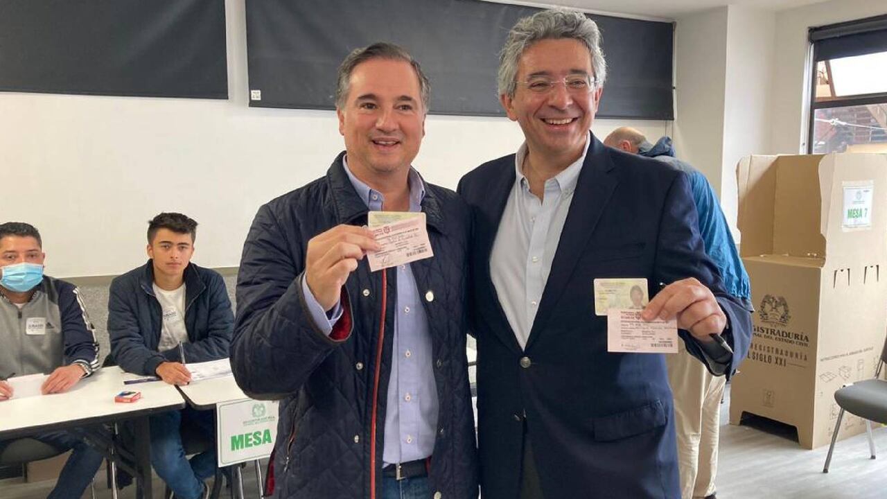 Enrique Gómez votó en compañía de su fórmula vicepresidencial y su familia.