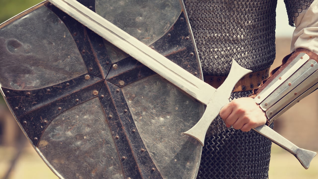 Investigar el origen medieval de un apellido puede ser un viaje fascinante, aunque complejo, al pasado familiar.