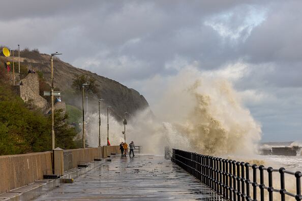 La oficina MET emitió advertencias meteorológicas de color ámbar cuando ráfagas de hasta 90 mph y fuertes lluvias azotaron el Reino Unido. Una advertencia ámbar de la oficina MET espera una poderosa tormenta que interrumpirá los viajes aéreos, ferroviarios y marítimos, cancelará eventos deportivos, cortará el suministro eléctrico y dañará propiedades. (foto de Andrew Aitchison / En imágenes a través de Getty Images)Imágenes)