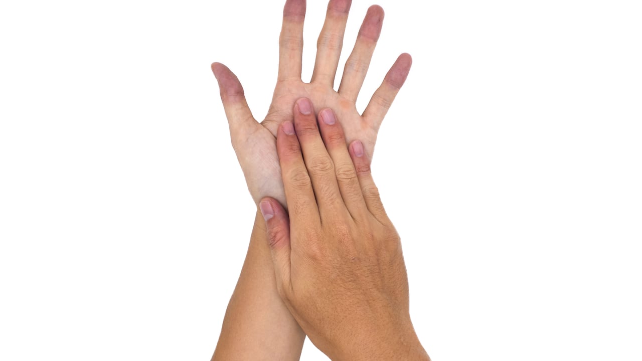 Uñas con tonalidad azul