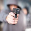 20-24 años; 25-29 años; etnia africana; agresión; puntería; enfadado; anticipación; ropa casual; caucásico; elección; vida de la ciudad; de cerca; imagen en color; confrontación; confrontación; control; crimen; delincuente; crisis; peligro; día; determinación; dominación; fuerza; vista frontal; pasillo; codicia; pistola; pistola; holding; sudadera con capucha horizontal; intensidad; etnia jamaicana; mirando a la cámara; hombre; persona de raza mixta; asaltador; asalto; grupo multiétnico; ominoso; al aire libre; gente; fotografía; señalando retrato; posando poder; problema; venganza; rivalidad; robar de pie; robando; vida de calle; amenaza; amenazante; tres personas; matón; escena urbana; violencia; cintura para arriba; adulto joven