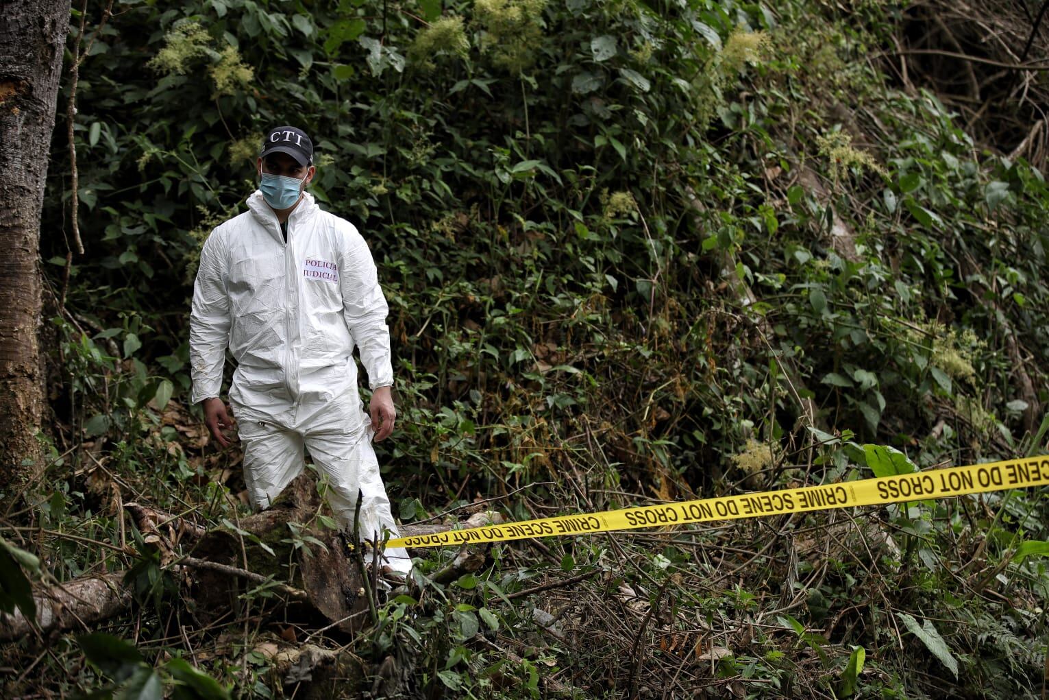 Levantamiento cuerpos y pruebas fiscalía atentado policías Huila