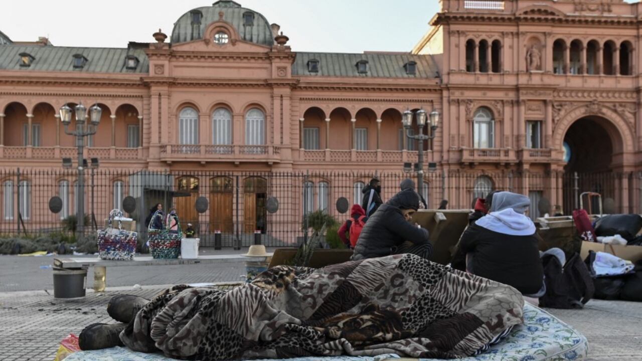 Varios manifestantes protestaron frente a la Casa Rosada en Argentina, sede del gobierno