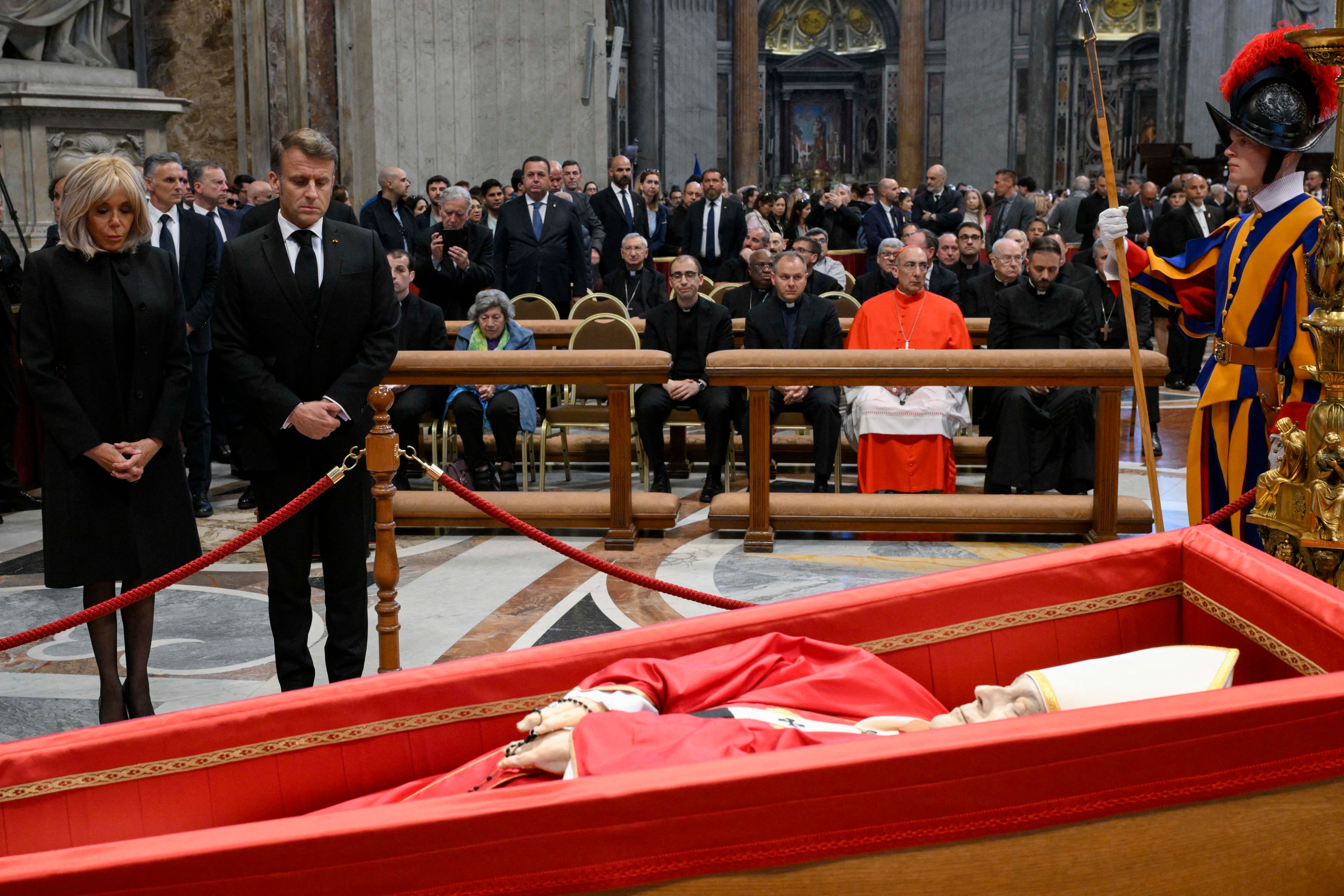Inició el rito de cierre del féretro del papa Francisco que da paso al funeral que tendrá lugar este sábado. (Photo by Handout / VATICAN MEDIA / AFP) / RESTRICTED TO EDITORIAL USE - MANDATORY CREDIT "AFP PHOTO / VATICAN MEDIA" - NO MARKETING - NO ADVERTISING CAMPAIGNS - DISTRIBUTED AS A SERVICE TO CLIENTS